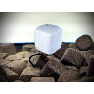 LK Baits CUC! Nugget Balanc Fluoro Garlic Bear 10 mm, 100ml