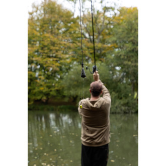 Fox Edges Heli Dumpy Lead