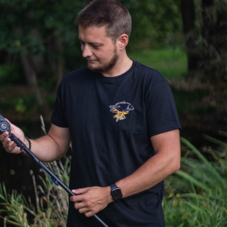 Tričko Giants Fishing pánské černé Lysec s rybářem